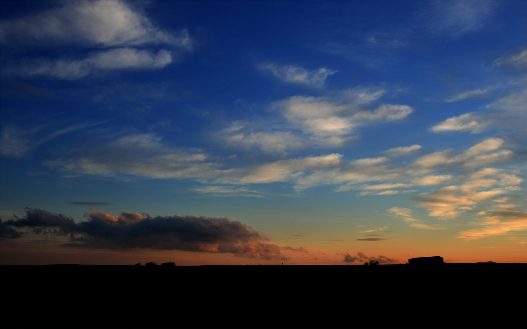 开云网页版-夜间灯光足球超炫表演，点亮城市绿茵夜，足球场夜间照明灯