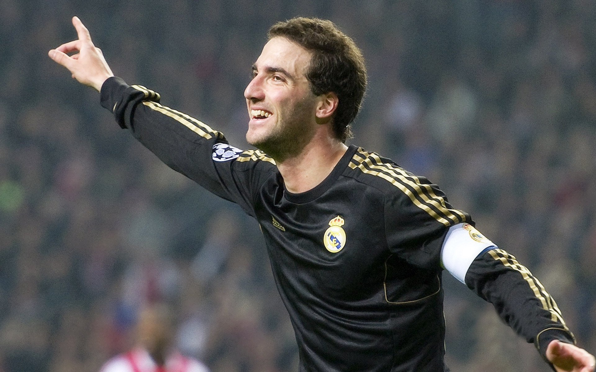 夜间灯光足球超炫表演，点亮城市绿茵夜，足球场夜间照明灯