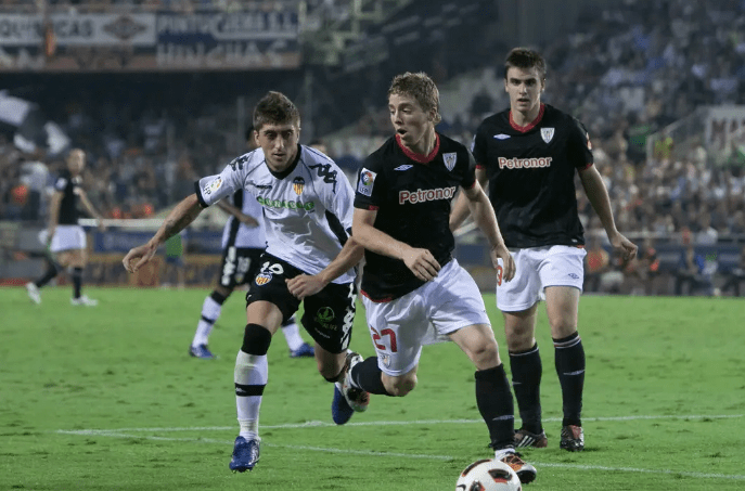 改善球队气氛：主场与客场的差异