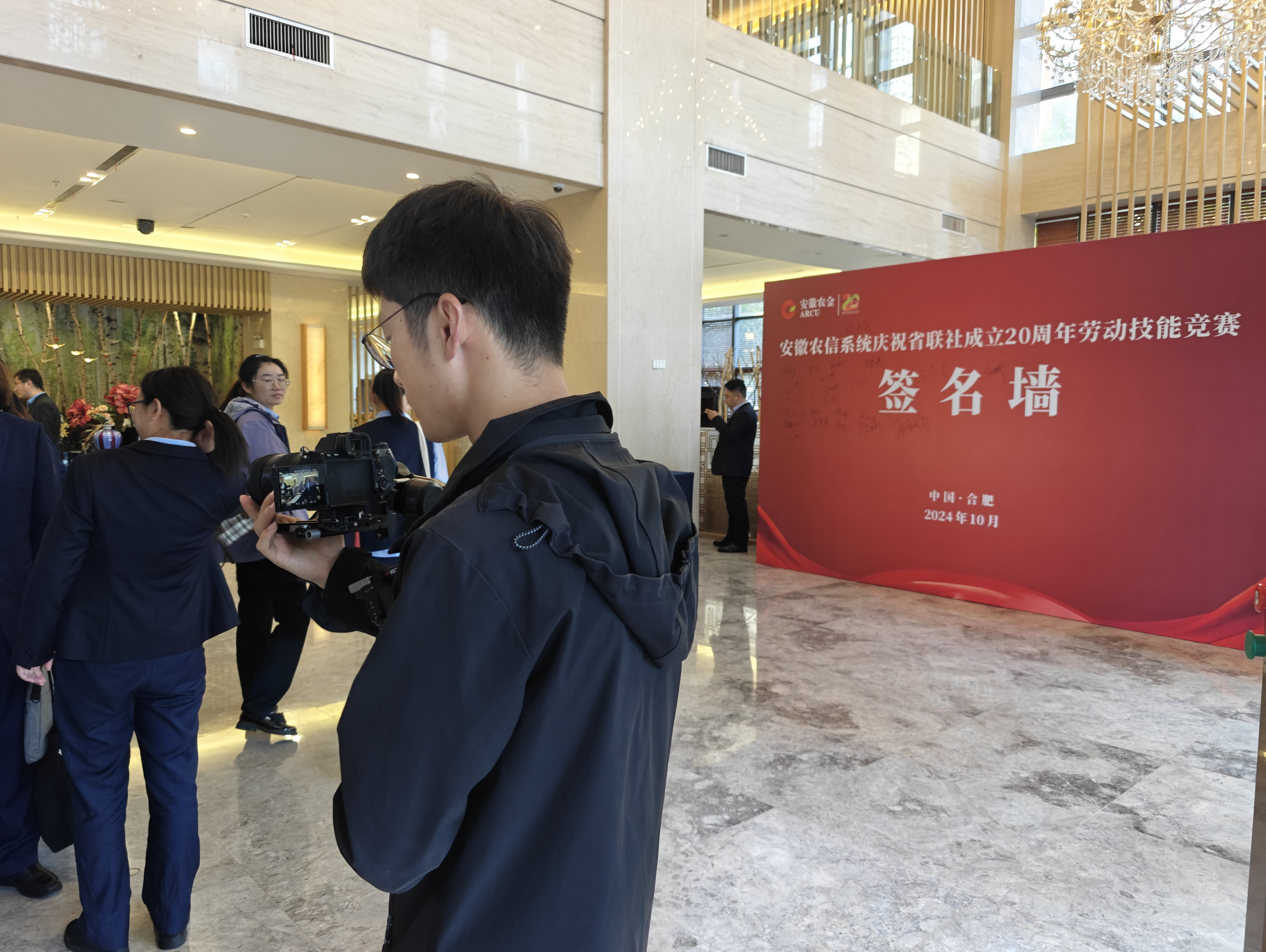 赛事直播中的互动与观众参与:提升体验的简单介绍 赛事直播中的互动与观众参与:提升体验的简单介绍